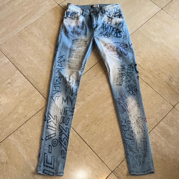 Super cool straight leg jeans- grafitti inspired - Picture 1 of 7